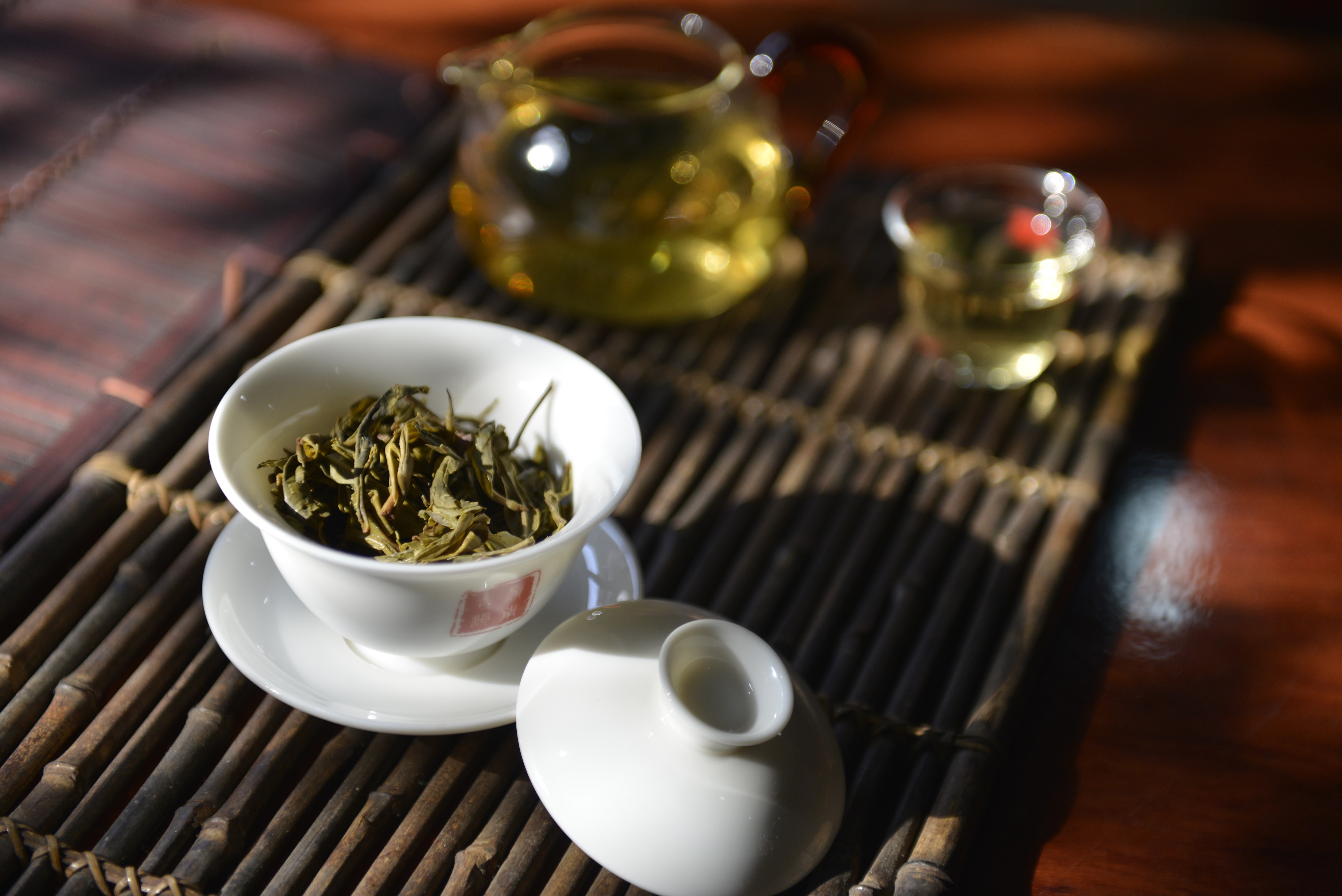 お茶を淹れている様子